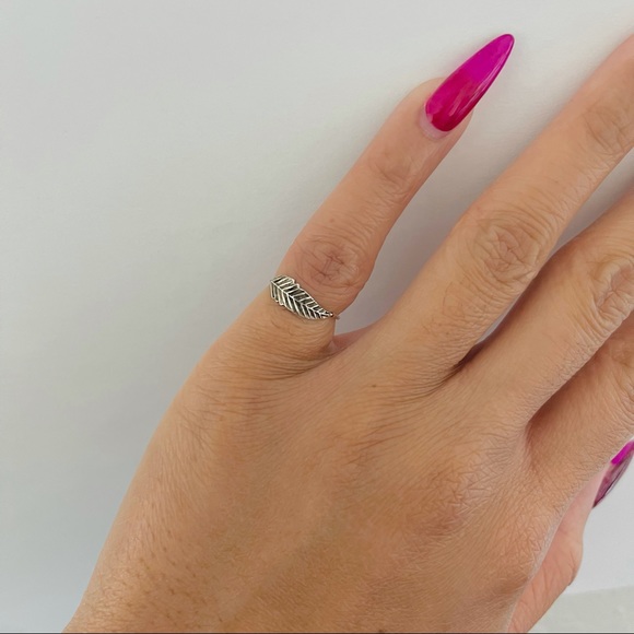 Sterling silver feather ring, feather ring, silver dainty ring, midi ring - Picture 10 of 11